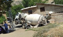Beton mikseri ahırın üzerine yan yattı!