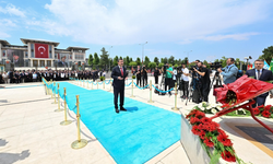 Cevdet Yılmaz, 15 Temmuz Anıtı’na çelenk bıraktı