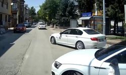 Düğün konvoyuna yol açtı, trafiği felç etti!