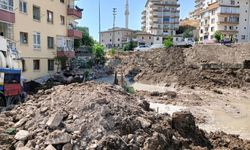 Başkentte inşaat sırasında su hattı patladı, duvar çöktü!