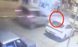 Aniden yola fırlayan çocuğa otomobil çarptı