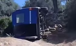 Freni tutmayan minibüs devrildi! Çok sayıda yaralı var