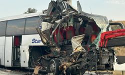 Mersin’de feci kaza: Otobüs tıra çarptı, 9 yaralı