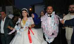 Van’da aşiret düğünü gündem oldu: Kilolarca altın ve milyonlarca para takıldı