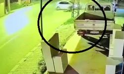 Otomobile çarpan motosiklet sürücüsü havada uçtu: O anlar kaydedildi!