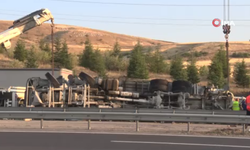 Ankara’da beton mikseri otomobilin üstüne devrildi: 6 yaralı