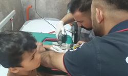 Çocuğun parmağına sıkışan cıvata pulunu itfaiye çıkardı