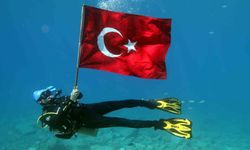 Dalgıçlardan Zafer Bayramı’nda anlamlı kutlama