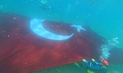 Dalgıçlar, denizde dev Türk bayrağı açtı