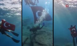 Deniz altında anlamlı etkinlik: İşaret dili ile İstiklal Marşı okudu