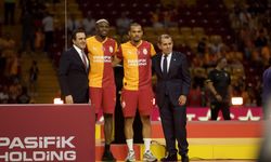 Galatasaray'da Osimhen ve Sane için imza töreni düzenlendi