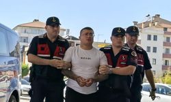 Kavgayı ayırmaya çalışan güvenlik görevlisi bıçaklandı