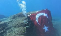 Denizin altında işaret diliyle İstiklal Marşı