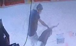 Marulu beğenmedi, çalışanı acımadan dövdü