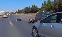 Seyir halindeki motosikletli, araç altında kalmaktan son anda kurtuldu