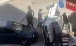 Kazaya karışan otomobil yan yattı!