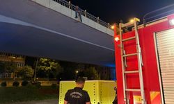Köprüden atlamak isteyen şahsı polis ekipleri ikna etti