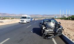 Minibüs ile otomobil çarpıştı: 9 yaralı