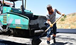 Ekipler iş başında: Mamak'ta yollar yenileniyor