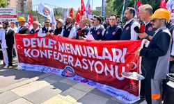 Memurlar bakanlık önünde haklarını arıyor!
