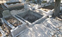 Ermeni mezarlığında define aradılar