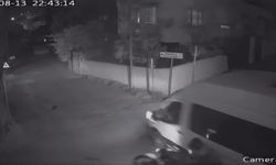 Motosiklet, minibüse ok gibi saplandı