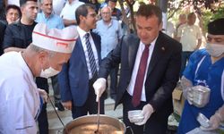 Muhtarlar, Zafer Bayramı’nda bin 500 kişiye aşure dağıttı