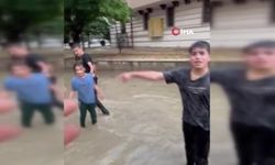 Polatlı’da sel sularında yüzen çocuklar yürekleri ağza getirdi