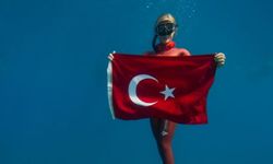 Şahika Ercümen, batık tankın üzerinde Türk Bayrağı açtı