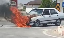 Seyir halindeki otomobil alev alev yandı