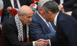 TBMM’de dikkat çeken an: Özgür Özel, Bahçeli’nin yanına gitti!