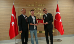 Ters dönen Türk bayraklarını düzelten öğrenci gündem oldu