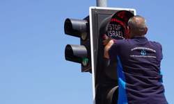 Trafik ışıklarındaki “Free Gaza” ve “Stop Israel” mesajlarıyla zulme tepki
