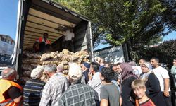 Yenimahalle'de dayanışma örneği: Tonlarca karpuz ve patates ücretsiz dağıtıldı