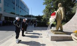 Yenimahalle’de Atatürk Anıtı’na çelenk sunuldu