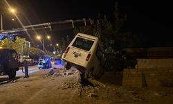 Yolcu minibüsü bahçe duvarında asılı kaldı!