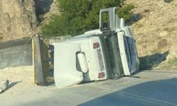 Ankara'da hafriyat kamyonu devrildi: Yol trafiğe kapatıldı