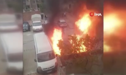 Park halindeki otomobil alev alev yandı! Yangın iki araca sıçradı