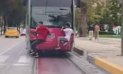 Görenler nefesini tuttu: İki çocuk canlarını hiçe saydı
