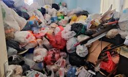 Apartman dairesinden iki kamyon çöp çıktı