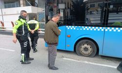 Halk otobüsünün lastiği bomba gibi patladı!