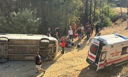 Tur minibüsü devrildi: 11 yaralı!