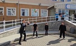 Kaymakam Mehmetbeyoğlu öğrencilerle voleybol oynadı