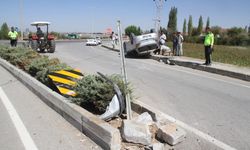 Kontrolden çıkan araç ters döndü!