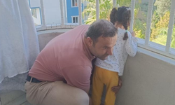 Küçük çocuğun başı demir korkuluğa sıkıştı!