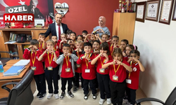 Okul hayatlarının ilk resmi ziyareti! O okulun minik birleri, müdürleriyle tanışıp tarihi bir fotoğraf çektirdi