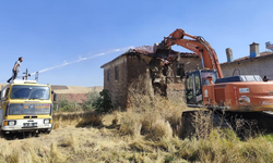 Pursaklar’da metruk yapılar temizlenmeye devam ediyor