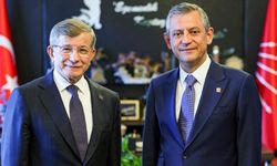 Ahmet Davutoğlu'ndan Özgür Özel'e tebrik mesajı