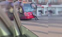 Tramvaya tutunan çocuk, yürekleri ağza getirdi