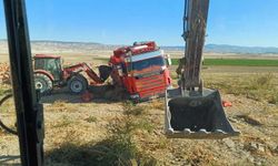 22 ton soğan yüklü tır tarlaya saplandı!